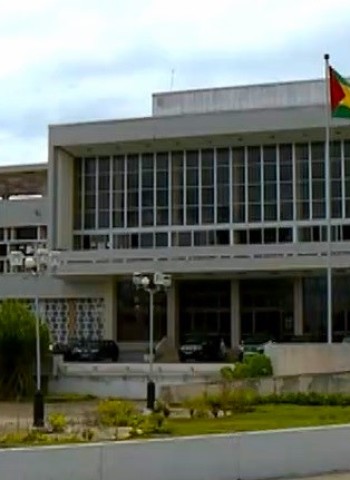 Debate de moção de censura provoca caos no parlamento são-tomense